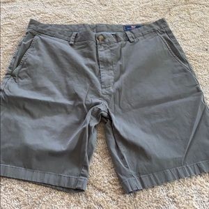 Vineyard vines size 34 breaker short grey